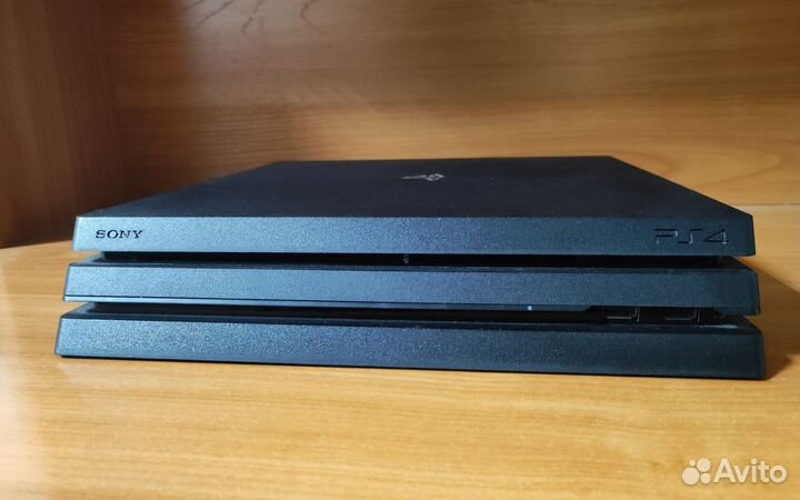 Sony playstation 4 pro 1tb (CUH-7208B)