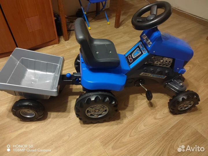 Синий трактор с прицепом