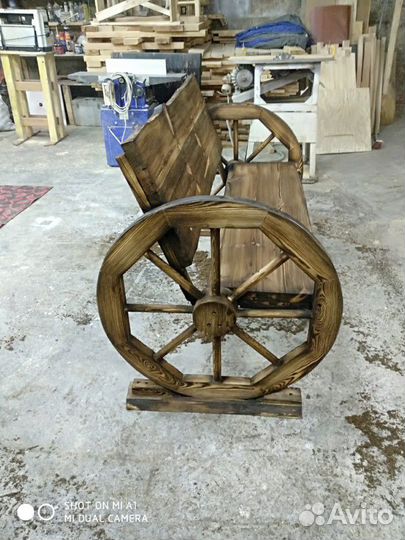 Скамейка старинная (с колесами от телеги)