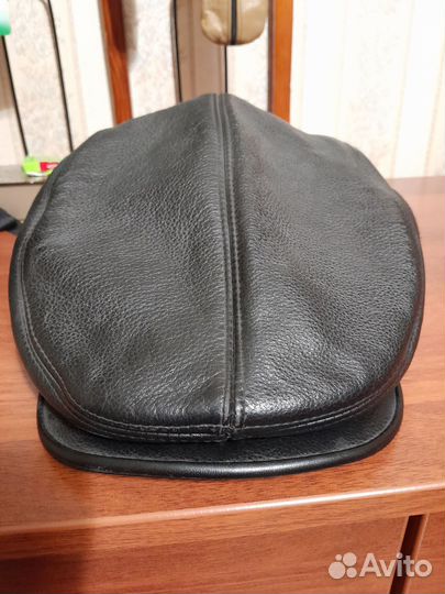 Мужская кожаная кепка с меховой отделкой