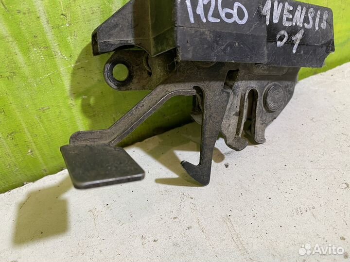 Замок капота двери Toyota Avensis T220