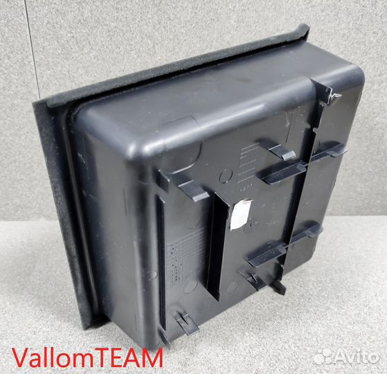 Лот Q127 Ящик консоли Audi Q7