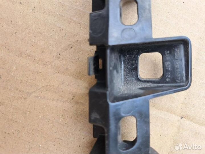 Направляющая переднего бампера правая VW Passat