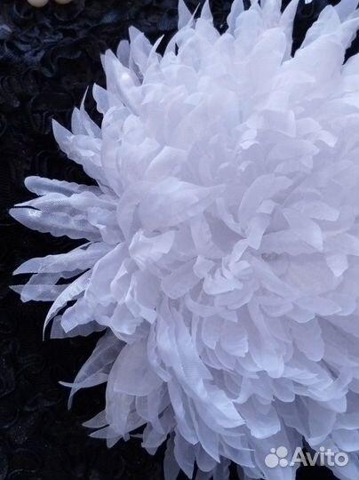 Брошь из ткани хризантема