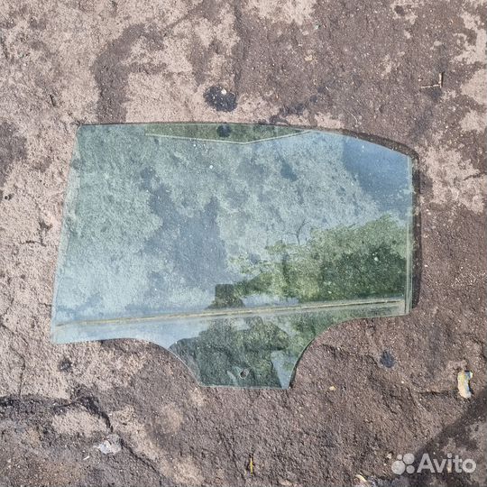 Стекло двери Skoda Rapid