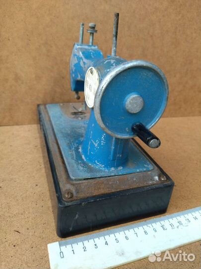 Игрушечная швейная машина