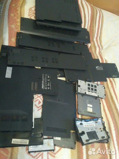 Лючки ноутбуков Asus разные