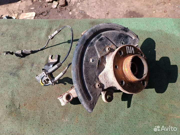 Поворотный кулак левый Рено сандеро степвей 2016 г