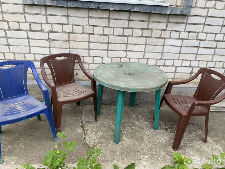 Стол и стулья во двор