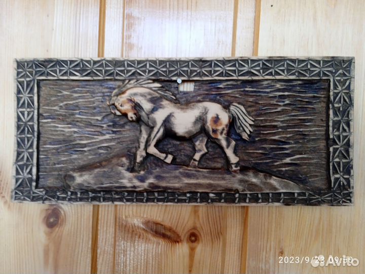 Резное панно из дерева