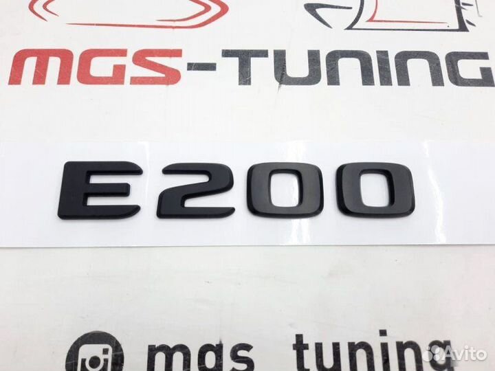 Шильдик E200 черный на крышку багажника