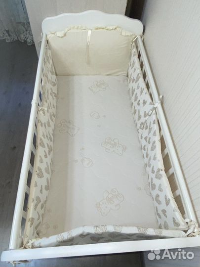 Детская кроватка с маятником белая