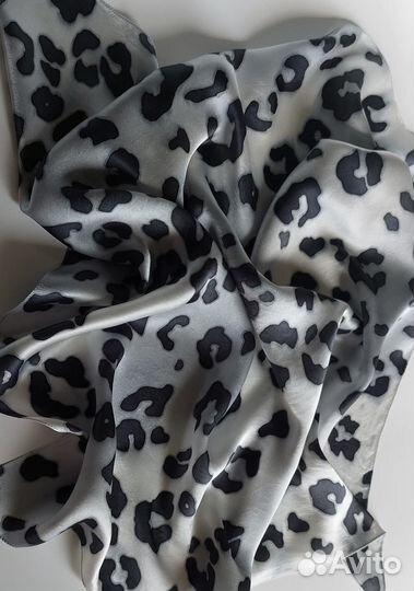 Платок Снежный барс из шелка