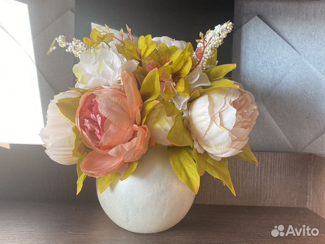 Композиция из искусственных цветов