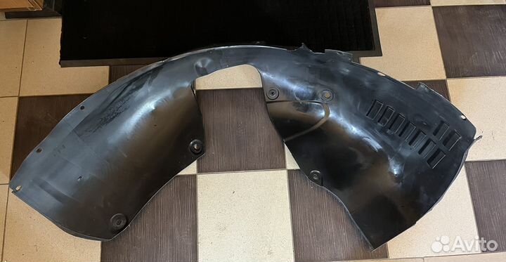 Передний правый подкрылок