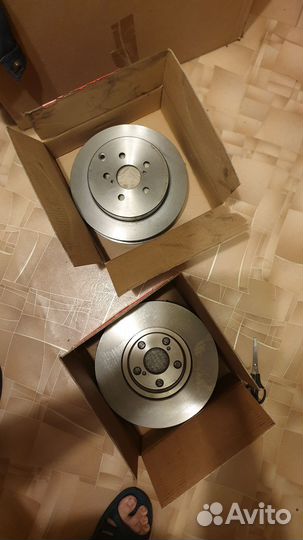 Продаю задние тормозные диски toyota avensis 250