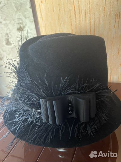 Шляпа фетровая с украшением