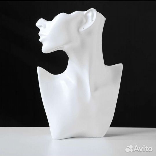 Бюст для украшений, пол-лица, отверстие под серьгу