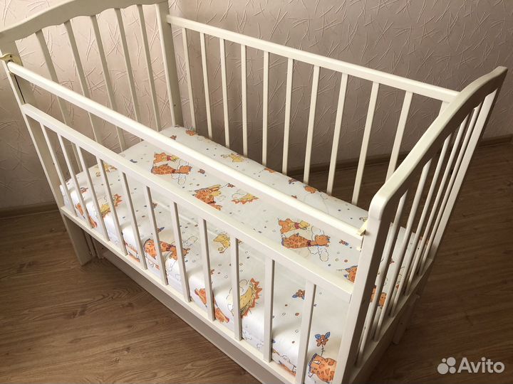 Детская кроватка с продольным маятником