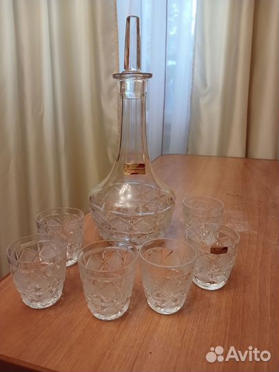 Хрустальный графин с рюмками