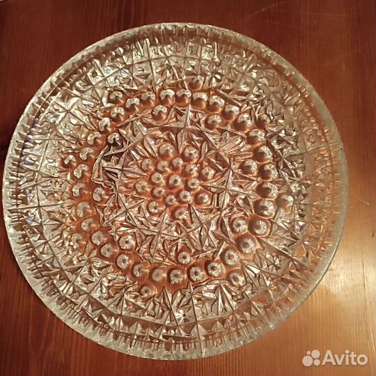 Хрустальное блюдо и стеклянное блюдо