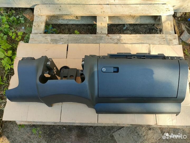 Вставка в торпедо нижняя Volkswagen Touareg I