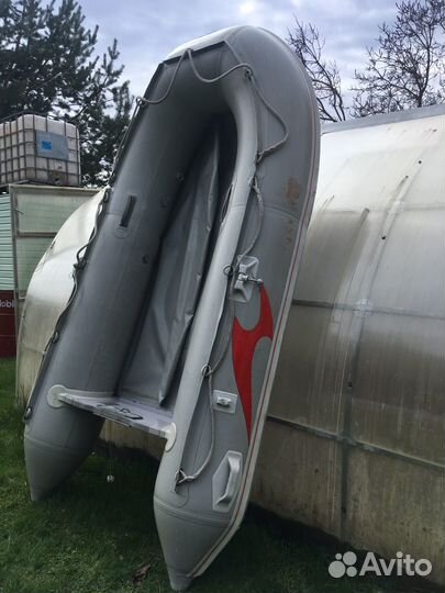 Лодочный мотор с лодкой