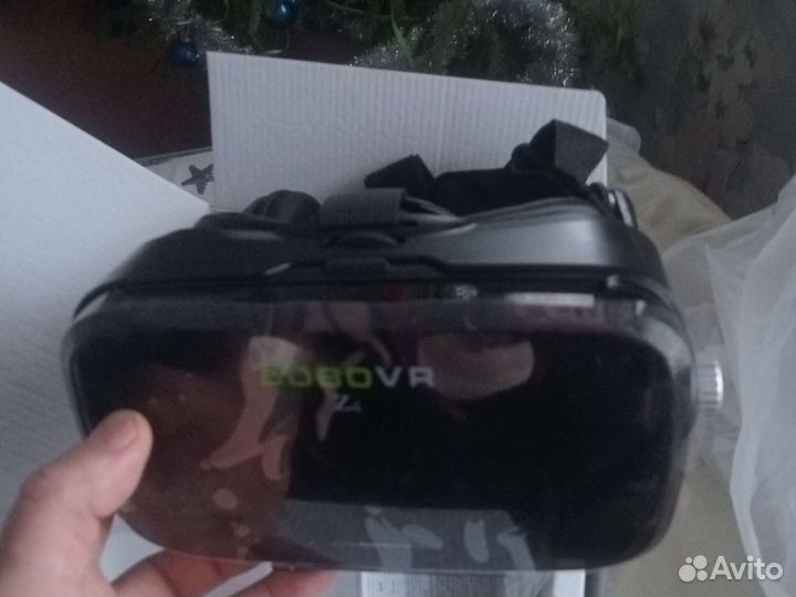 Очки виртуальной реальности с джойстиком