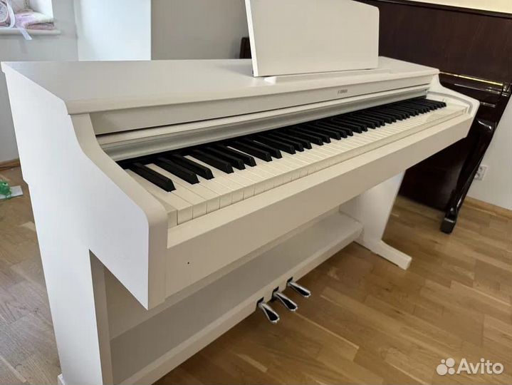 Белое цифровое пианино Yamaha YDP-164