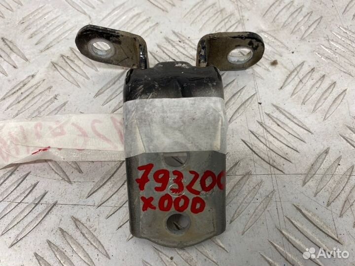 Б/У петля двери передний правый Hyundai Solaris 1