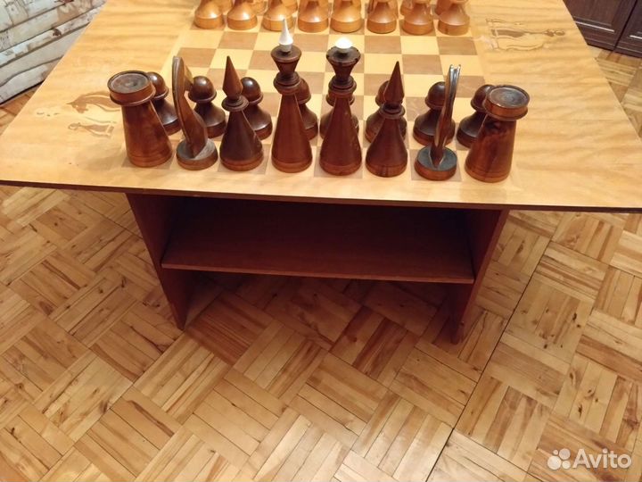Шахматный стол с шахматами
