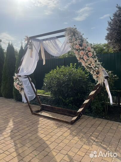 Арка для фотозоны с цветами