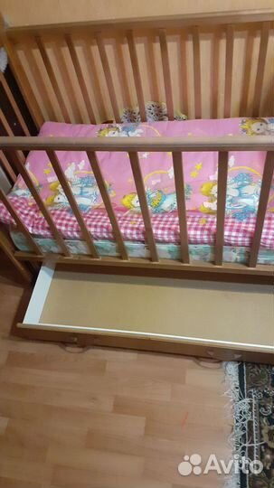 Детская кроватка с маятником