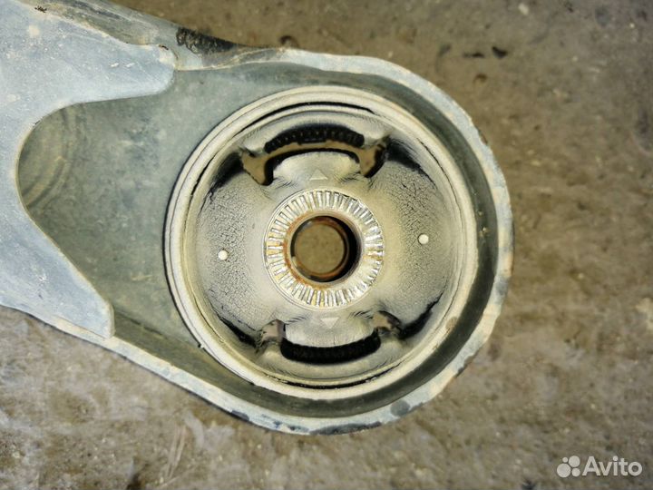 Рычаг передний левый нижний Toyota Voxy AZR60G