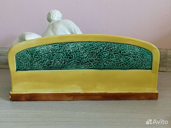 Скульптура «Пушкин на диване» Конаково