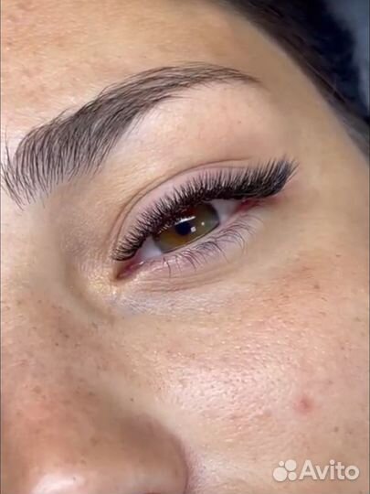 Наращивание ресниц, оформление бровей