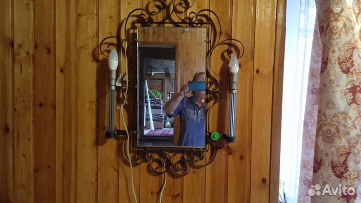 Настенное зеркало