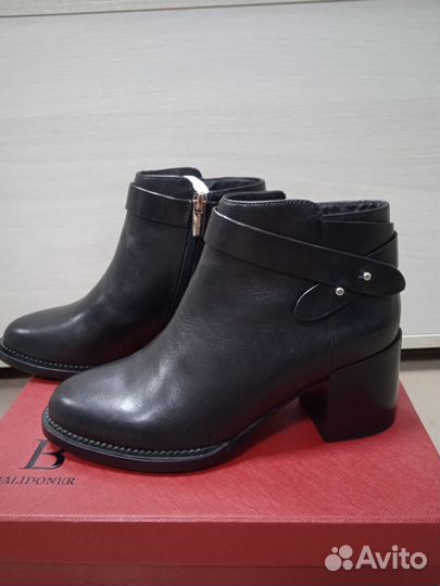 Продам женские ботинки