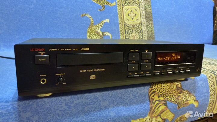 CD-проигрыватель Luxman D-357