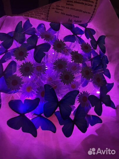 Букет из бабочек и ромашек