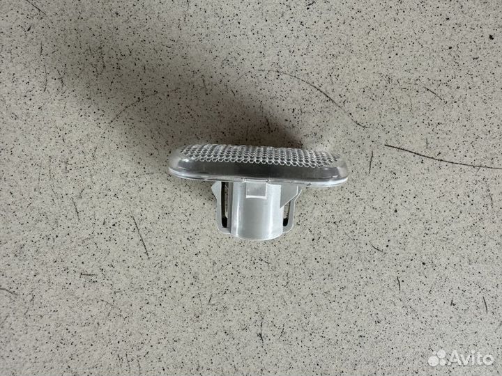 Повторитель в крыло Рено Дастер Duster