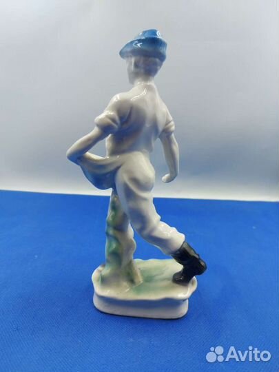Фарфоровая статуэтка