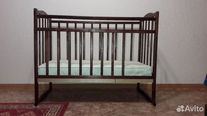 Детская кроватка с маятником
