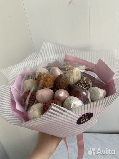 Клубника в шоколаде, букеты