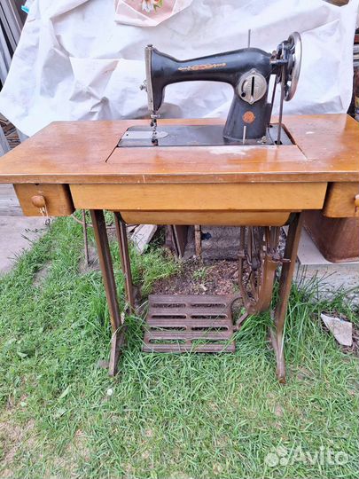 Швейная машинка ножная
