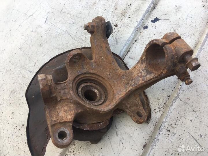 Кулак поворотный передний левый Хонда Лого