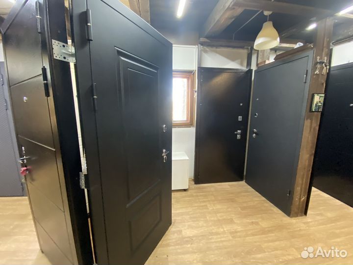 Дверь железная в дом или коттедж