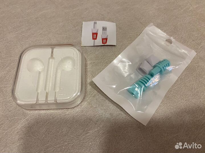 Чехол для наушников кейс белый