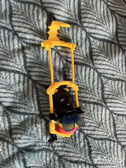 Игрушка-пчела из макси киндера