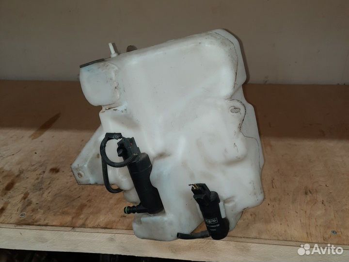 Бачок омывателя на Volvo v50 s40